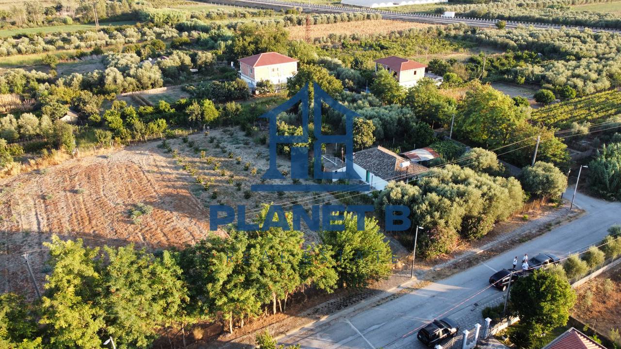 SHTEPI PRIVATE +TRUALL NË SHITJE NË NOVOSELË,VLORË