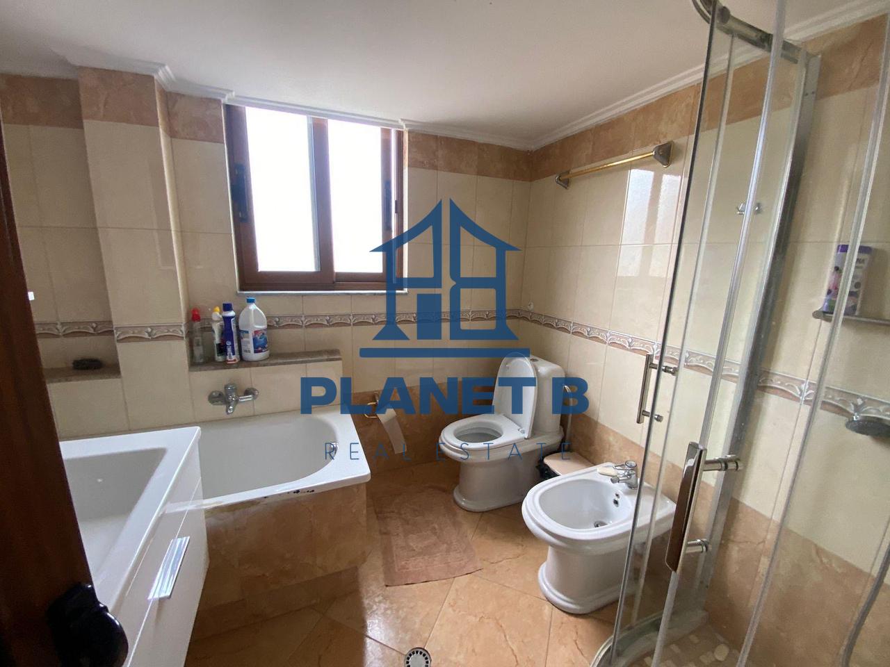 Vendesi appartamento 3+1+2 ad Arjoli, Viale Principale – Vlora, Skelë!
