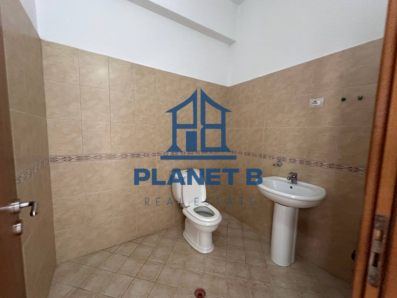 Ambjent Komercial për Qira – Transballkanike, pranë Shkollës së Naftës, Vlorë
