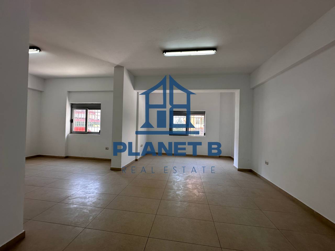 Ambjent Komercial për Qira – Transballkanike, pranë Shkollës së Naftës, Vlorë