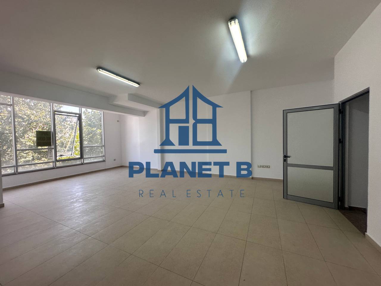 Ambjent Komercial për Qira – Transballkanike, pranë Shkollës së Naftës, Vlorë
