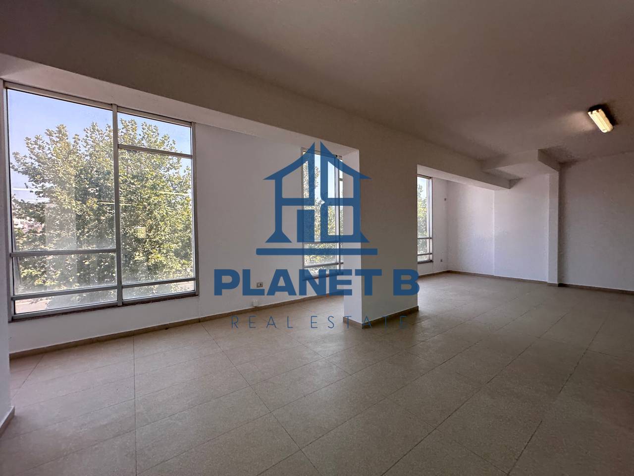 Ambjent Komercial për Qira – Transballkanike, pranë Shkollës së Naftës, Vlorë