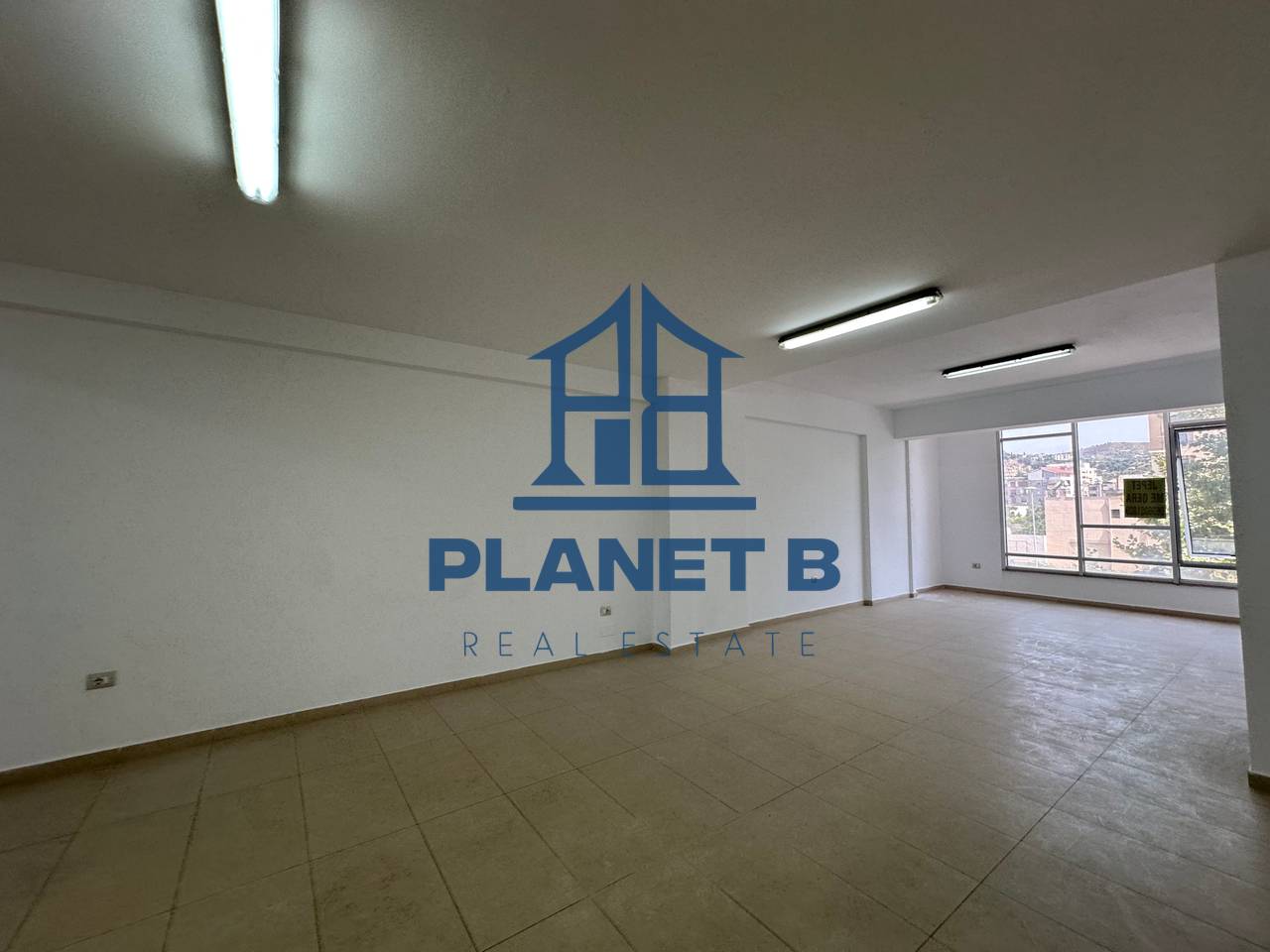 Ambjent Komercial për Qira – Transballkanike, pranë Shkollës së Naftës, Vlorë