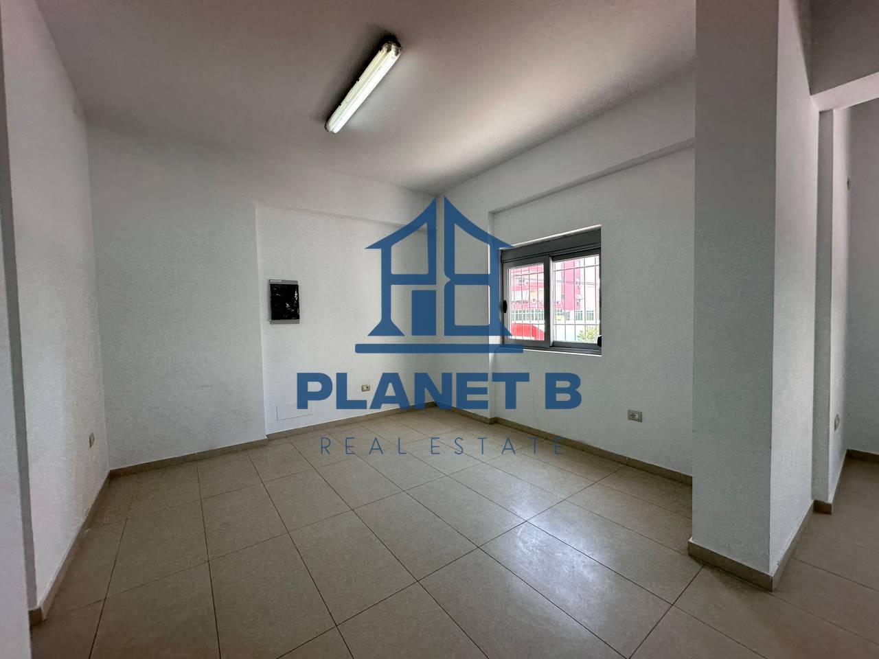 Ambjent Komercial për Qira – Transballkanike, pranë Shkollës së Naftës, Vlorë