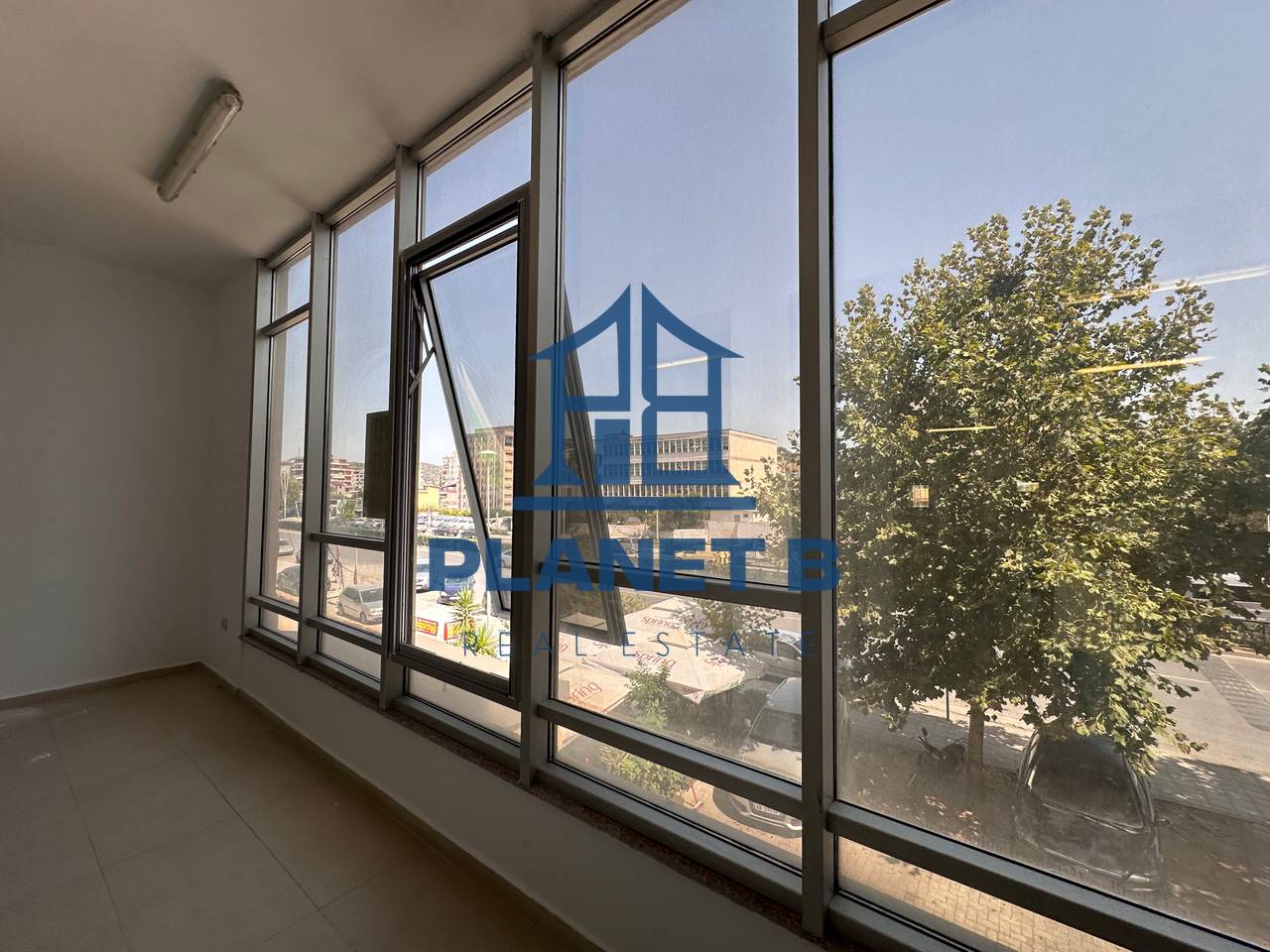 Ambjent Komercial për Qira – Transballkanike, pranë Shkollës së Naftës, Vlorë