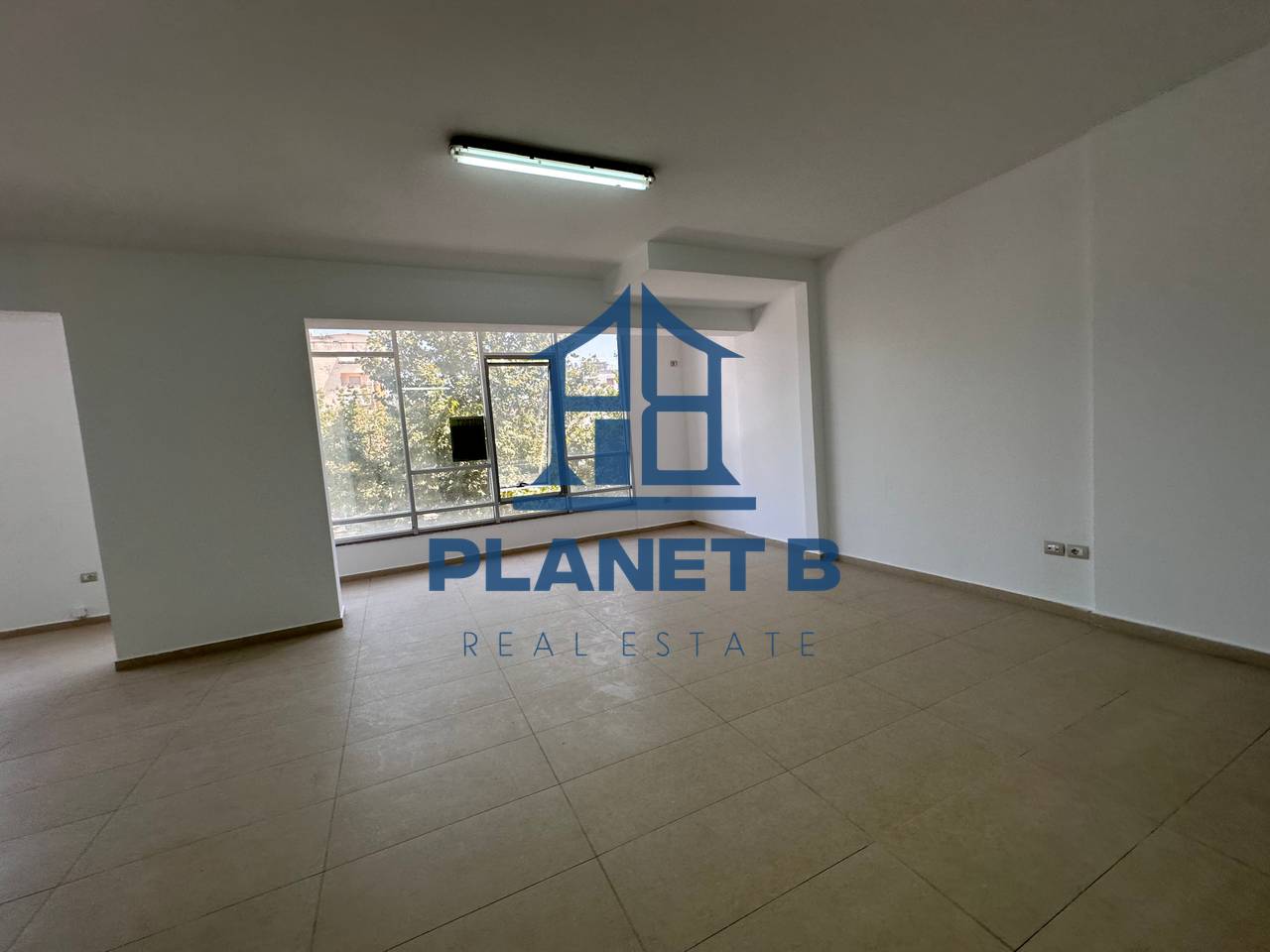 Ambjent Komercial për Qira – Transballkanike, pranë Shkollës së Naftës, Vlorë