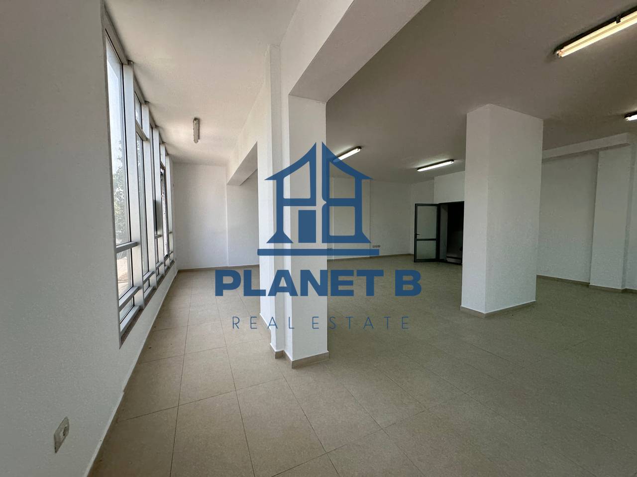 Ambjent Komercial për Qira – Transballkanike, pranë Shkollës së Naftës, Vlorë