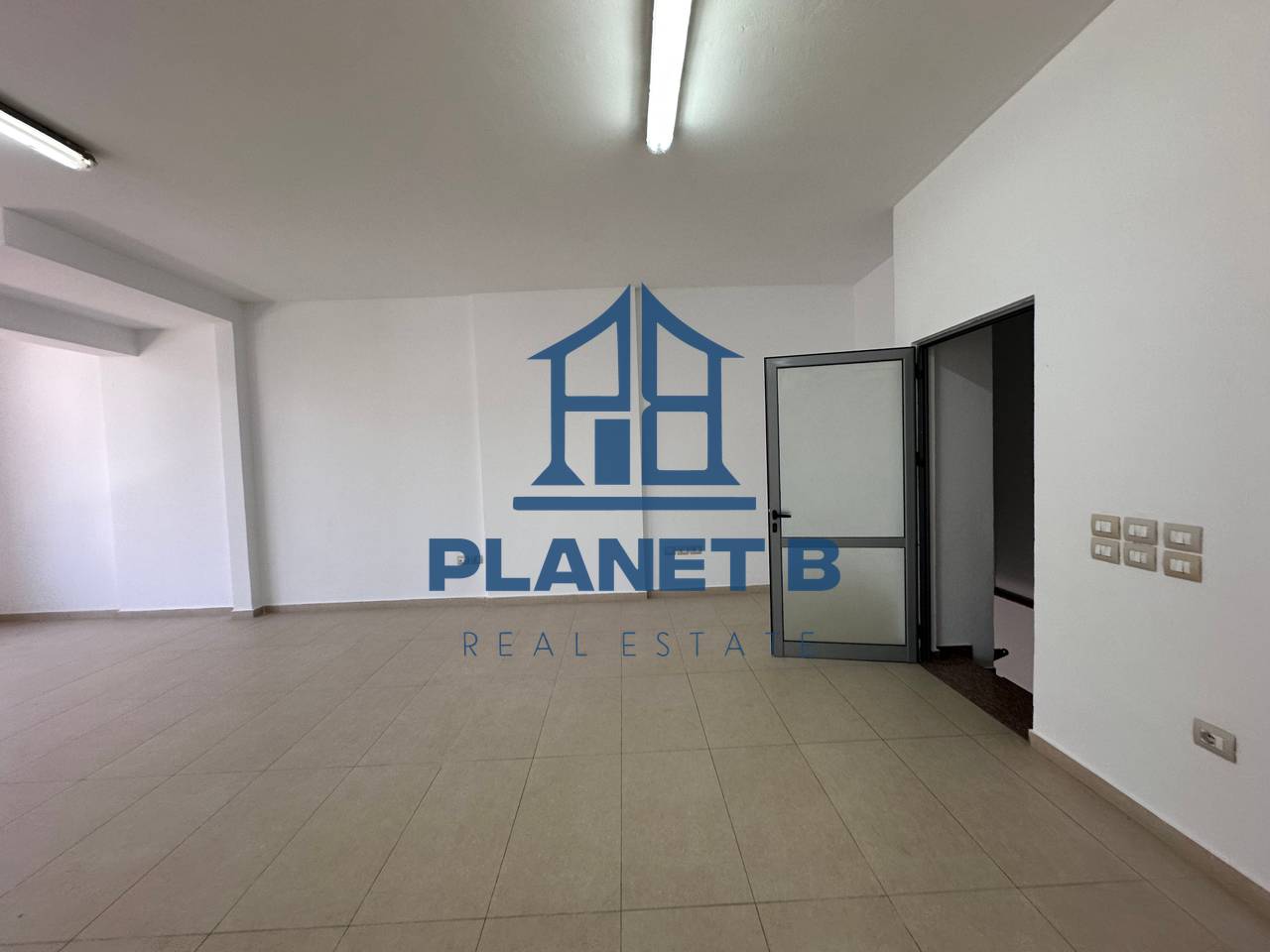 Ambjent Komercial për Qira – Transballkanike, pranë Shkollës së Naftës, Vlorë