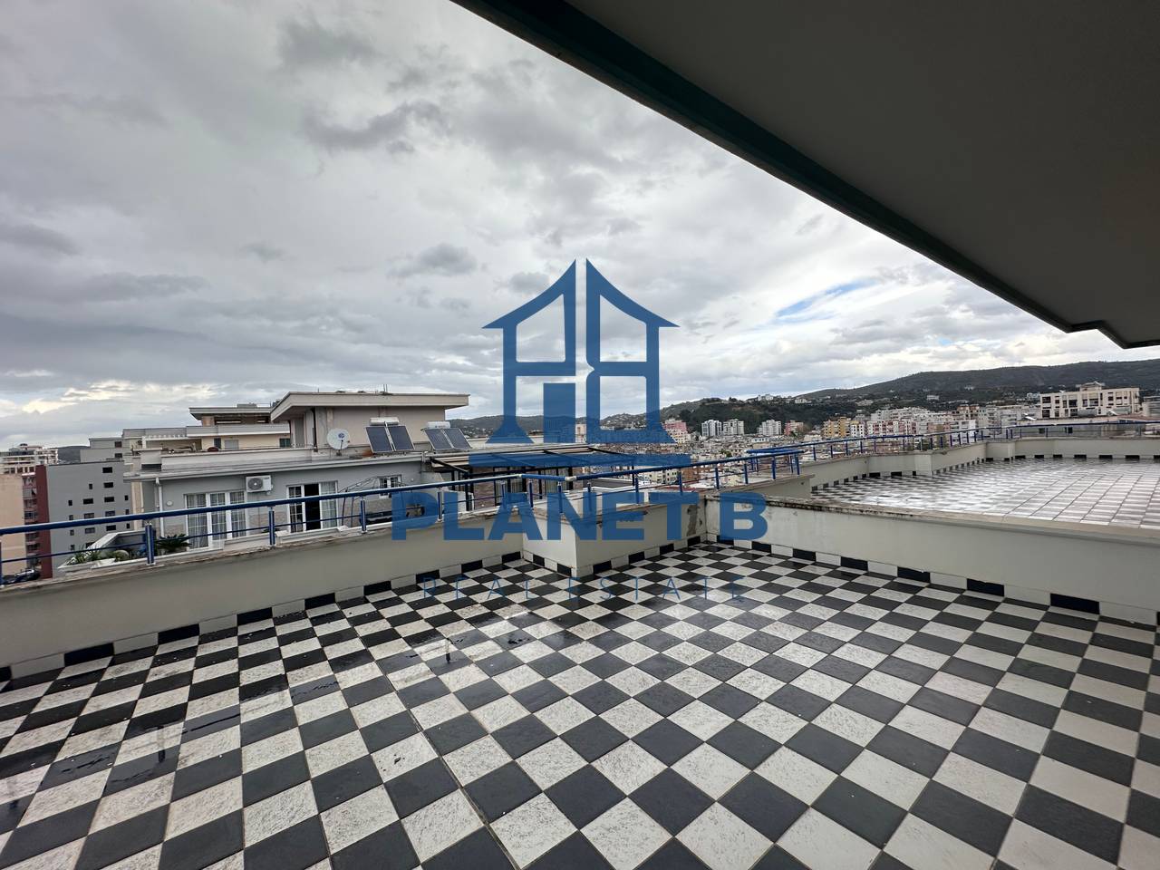 SHITET APARTAMENT 2+1+2 ME VERANDË – ZONA TRANSBALLKANIKE, VLORË