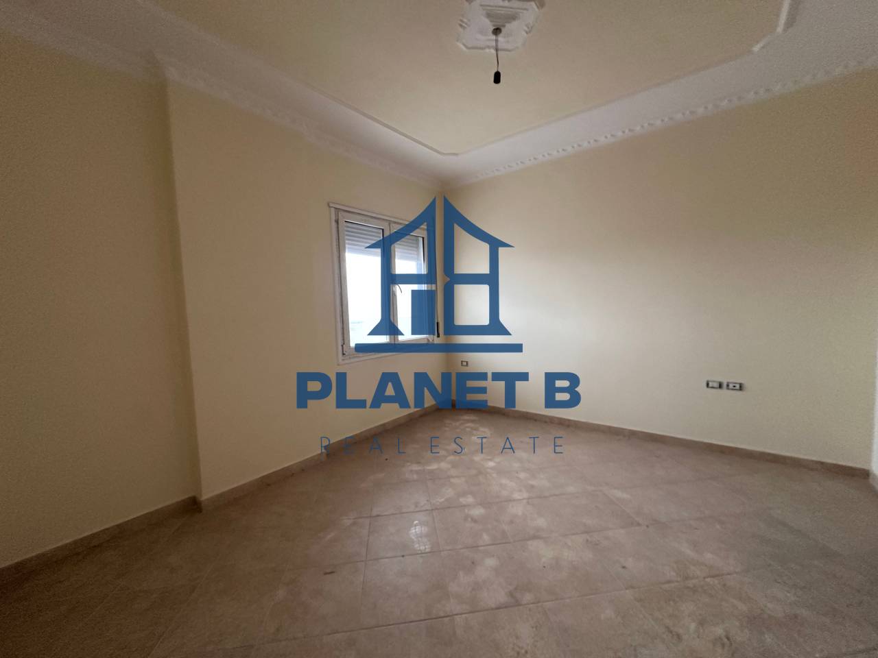 SHITET APARTAMENT 2+1+2 ME VERANDË – ZONA TRANSBALLKANIKE, VLORË