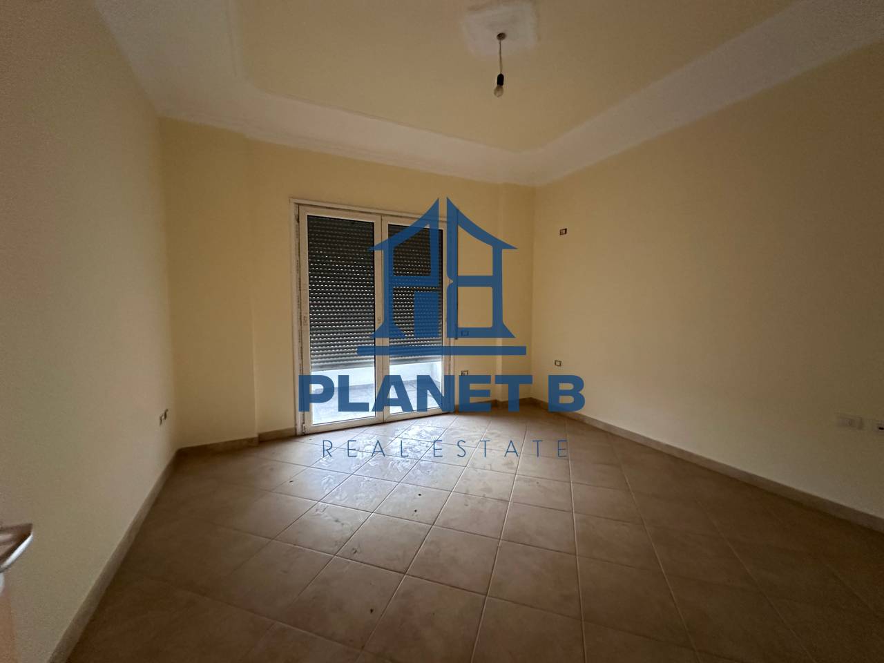 SHITET APARTAMENT 2+1+2 ME VERANDË – ZONA TRANSBALLKANIKE, VLORË