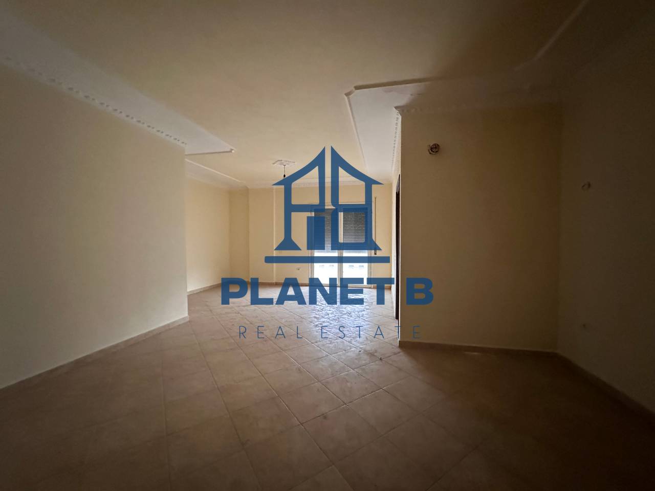 SHITET APARTAMENT 2+1+2 ME VERANDË – ZONA TRANSBALLKANIKE, VLORË