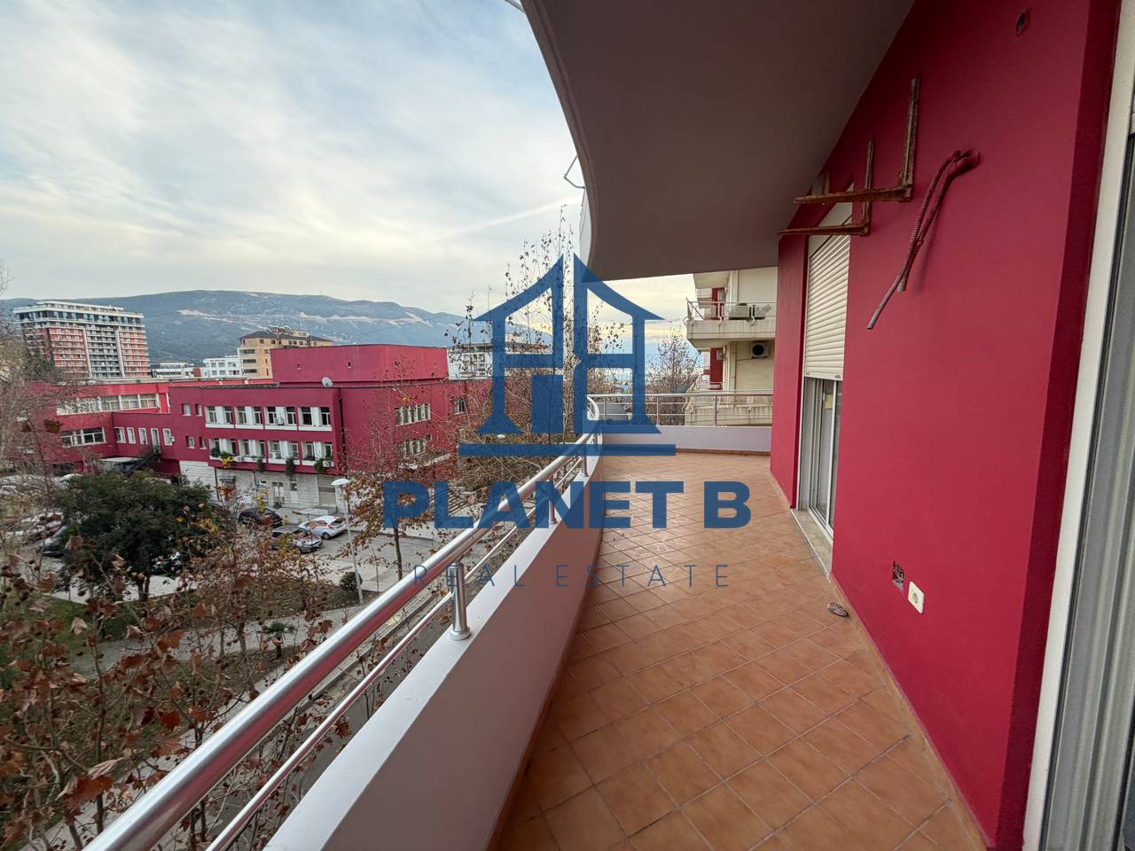 AFFITTASI APPARTAMENTO 2+1+2 BAGNI PRESSO IL PORTO, VLORA