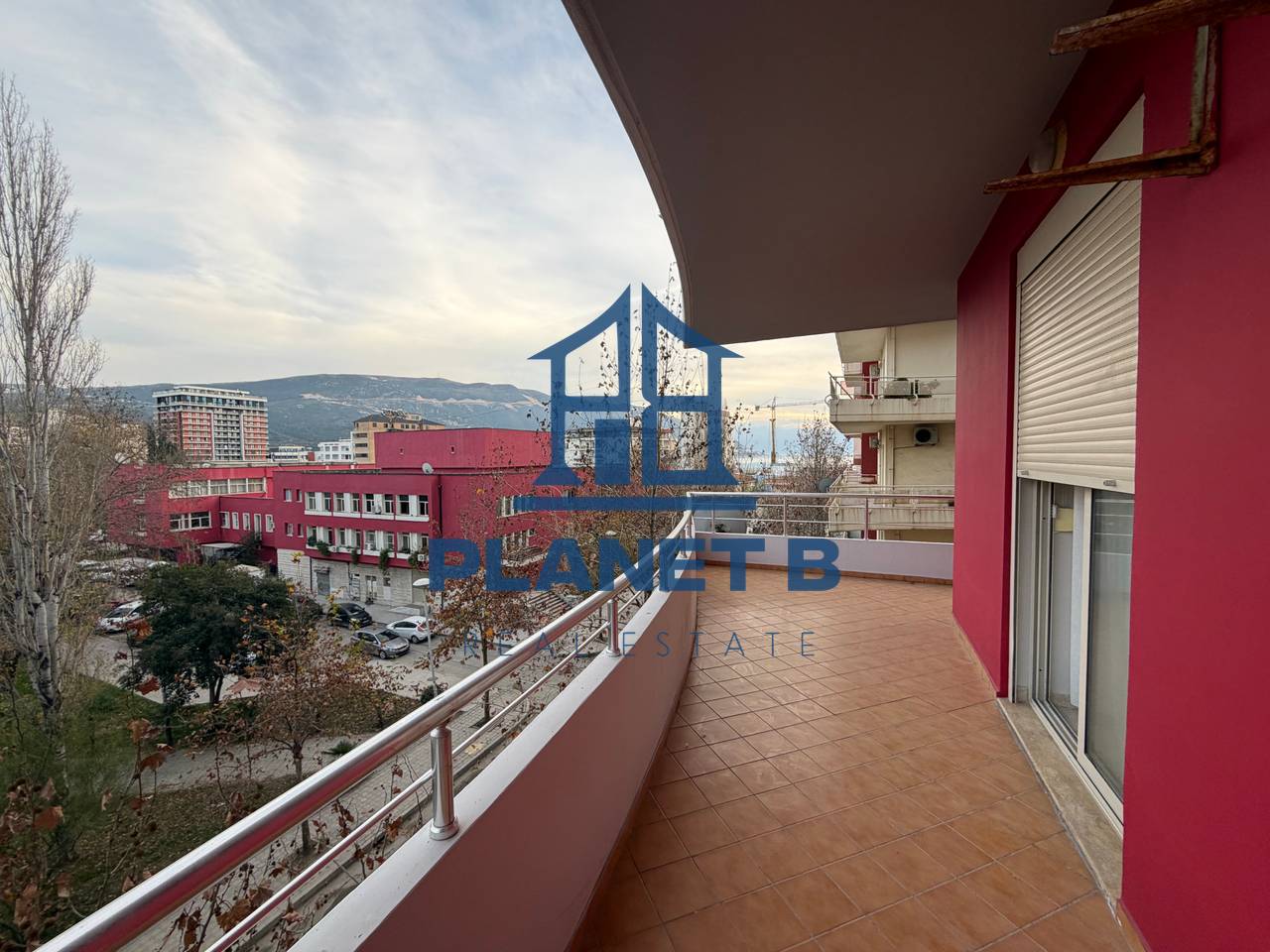 AFFITTASI APPARTAMENTO 2+1+2 BAGNI PRESSO IL PORTO, VLORA