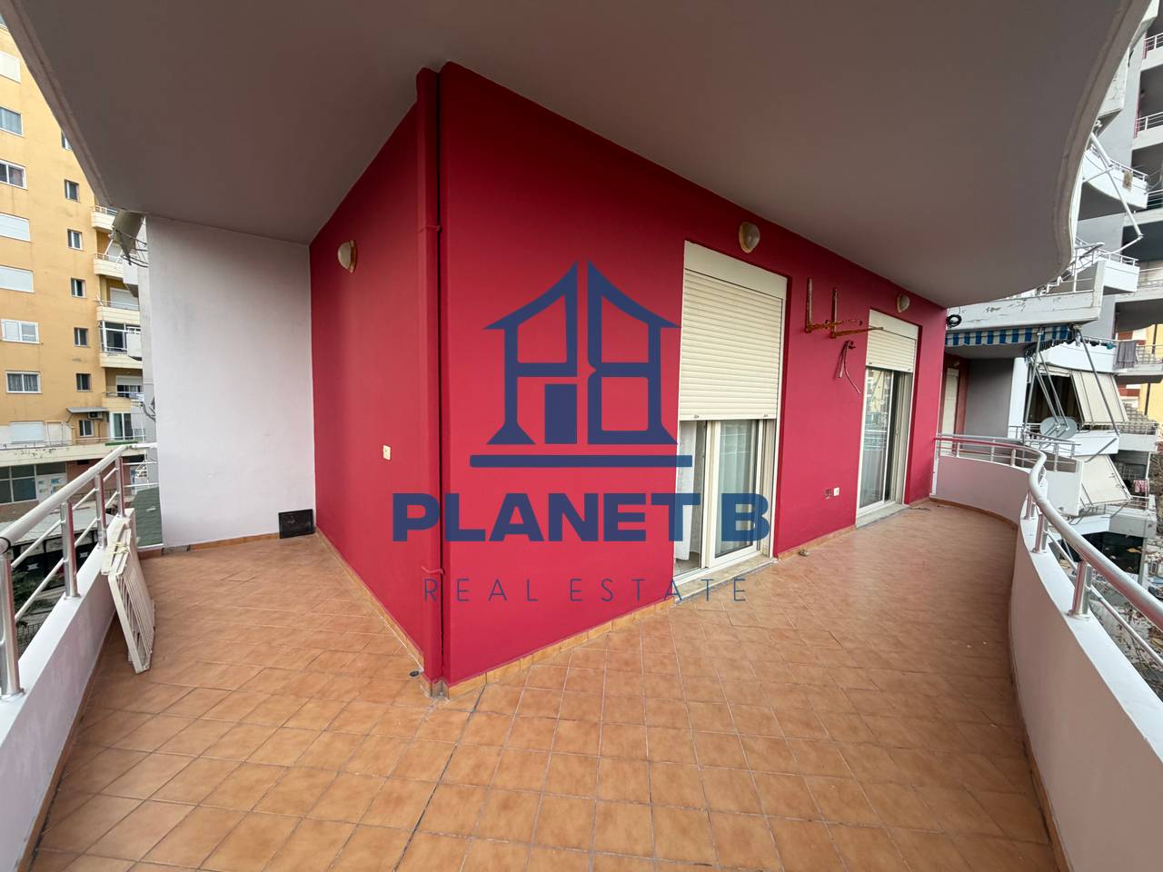 AFFITTASI APPARTAMENTO 2+1+2 BAGNI PRESSO IL PORTO, VLORA