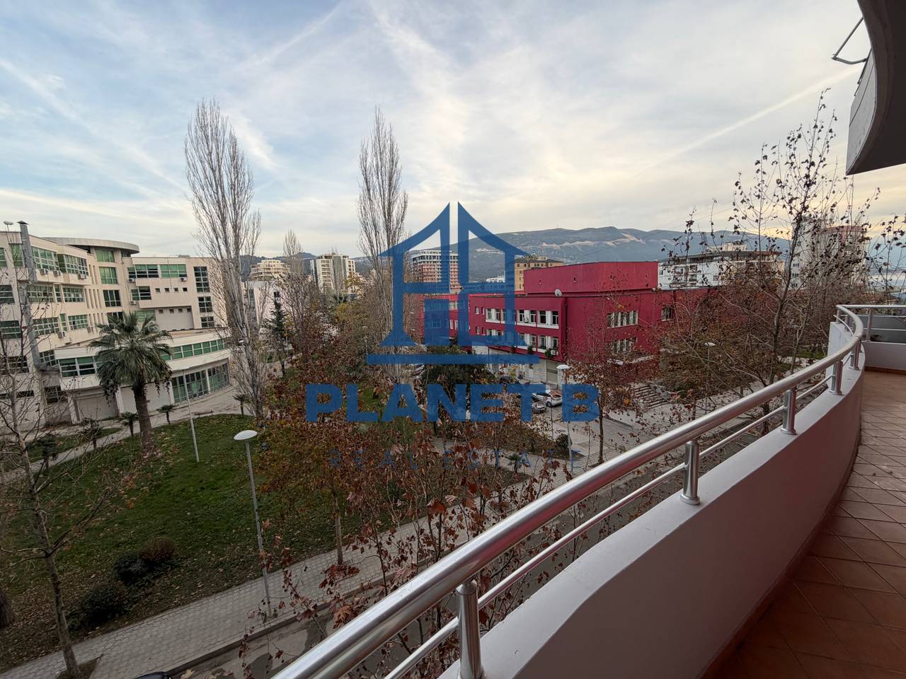 AFFITTASI APPARTAMENTO 2+1+2 BAGNI PRESSO IL PORTO, VLORA