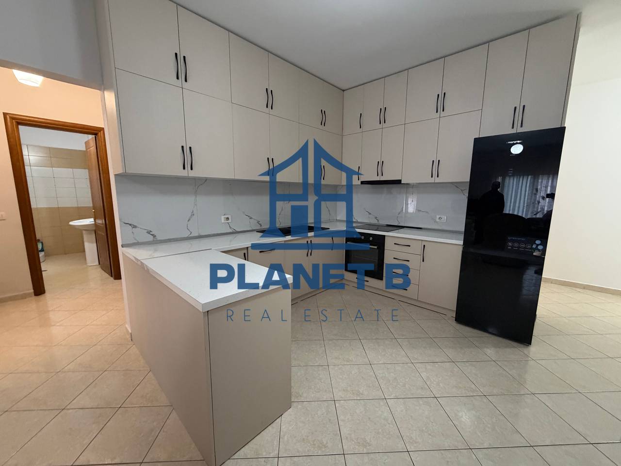 AFFITTASI APPARTAMENTO 2+1+2 BAGNI PRESSO IL PORTO, VLORA