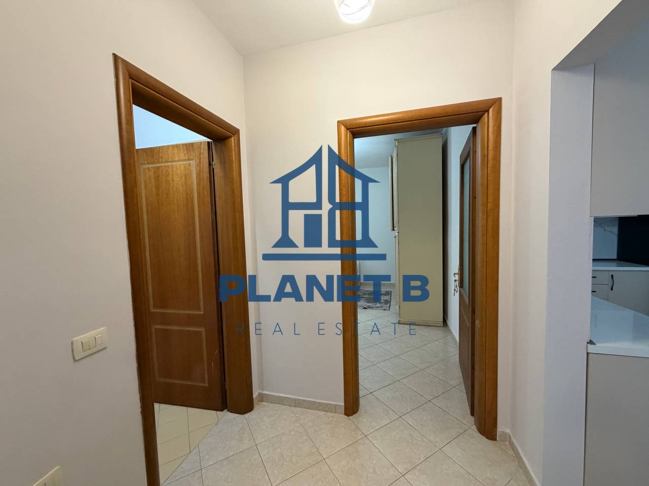 AFFITTASI APPARTAMENTO 2+1+2 BAGNI PRESSO IL PORTO, VLORA