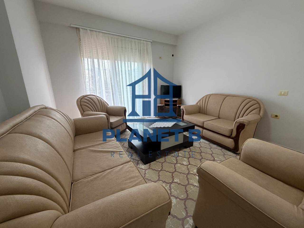 AFFITTASI APPARTAMENTO 2+1+2 BAGNI PRESSO IL PORTO, VLORA