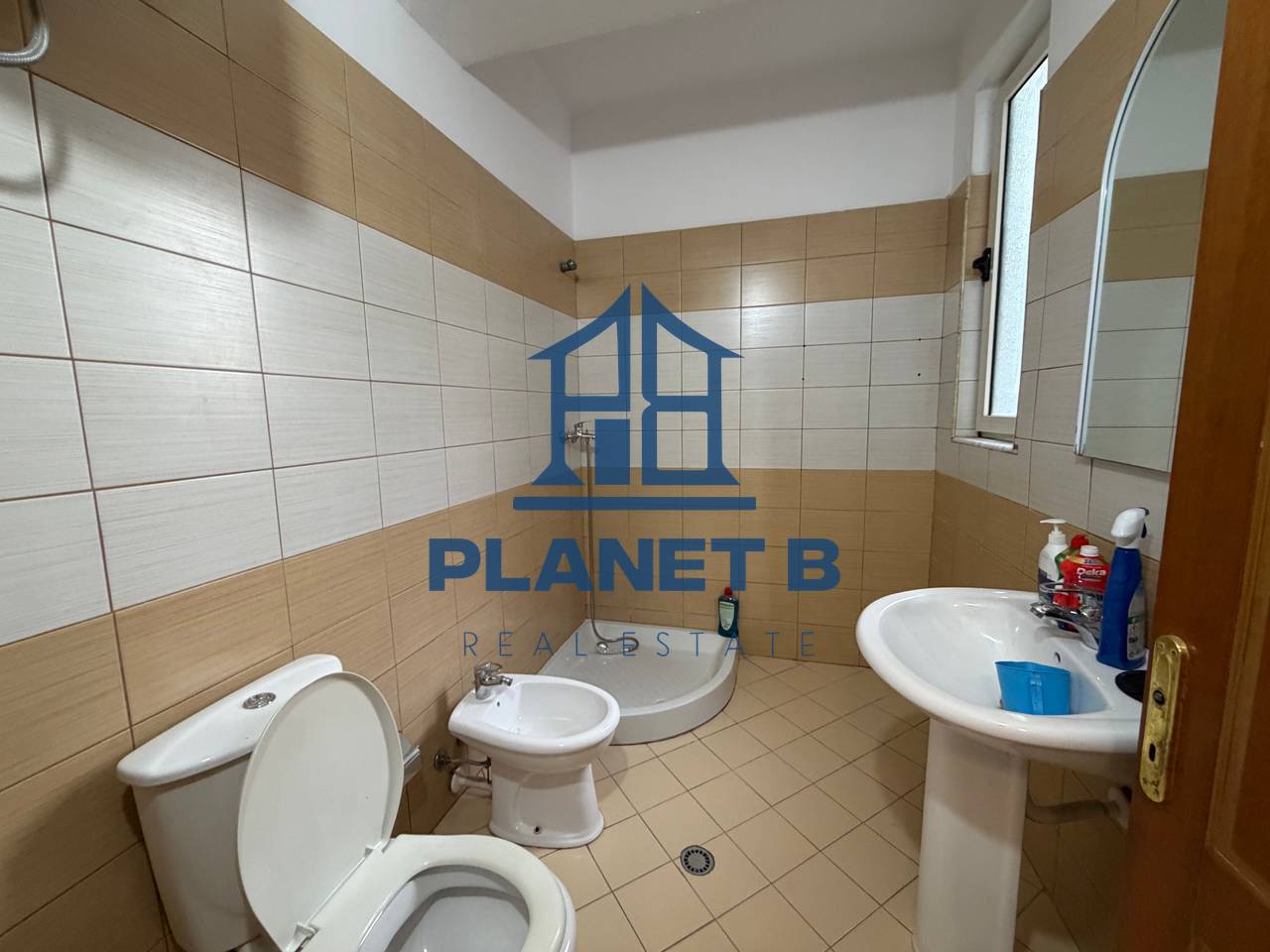 AFFITTASI APPARTAMENTO 2+1+2 BAGNI PRESSO IL PORTO, VLORA