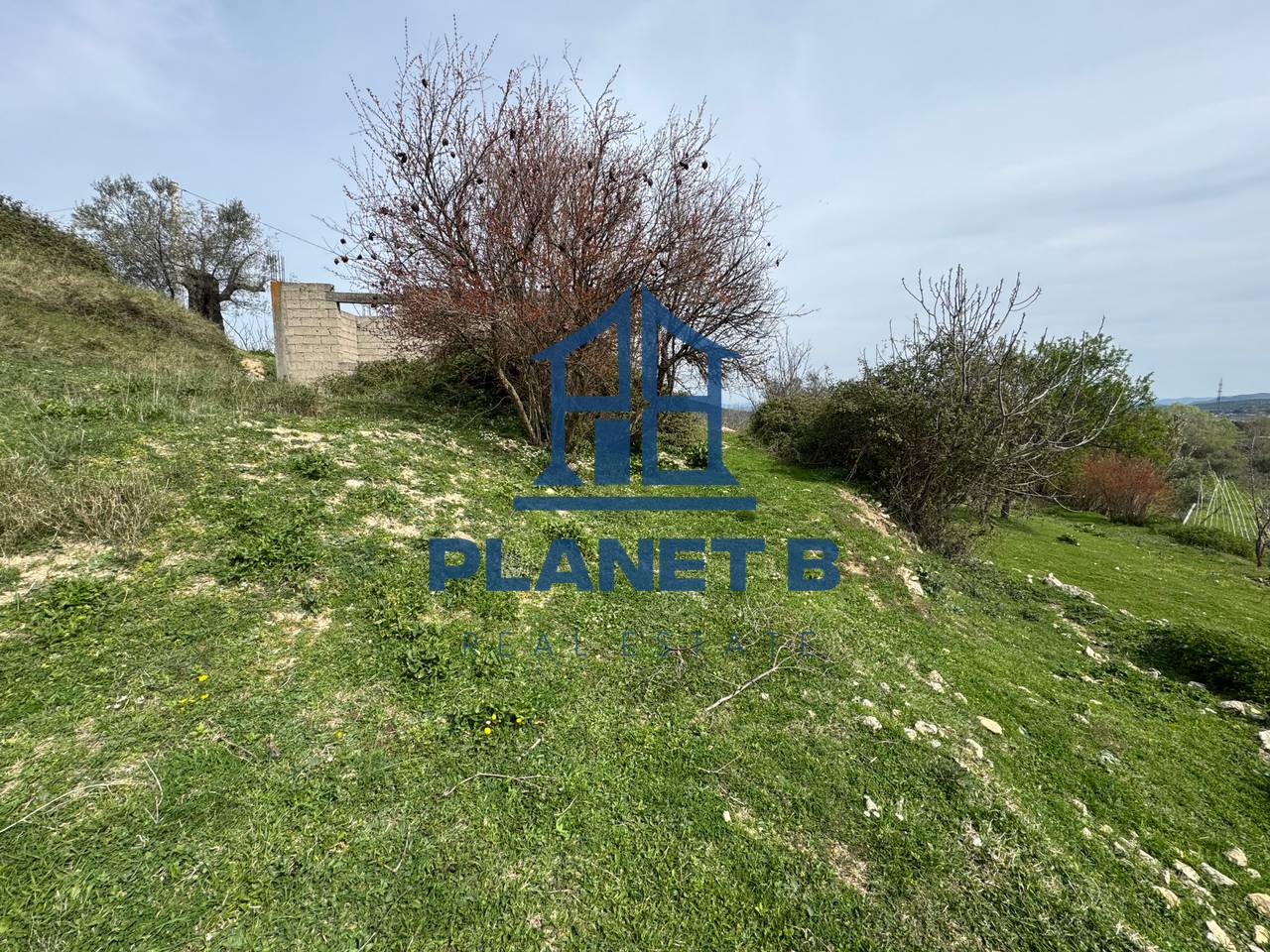 OCCASIONE‼️
VENDITA TERRENO + 2 EDIFICI A KANINË, VLORË