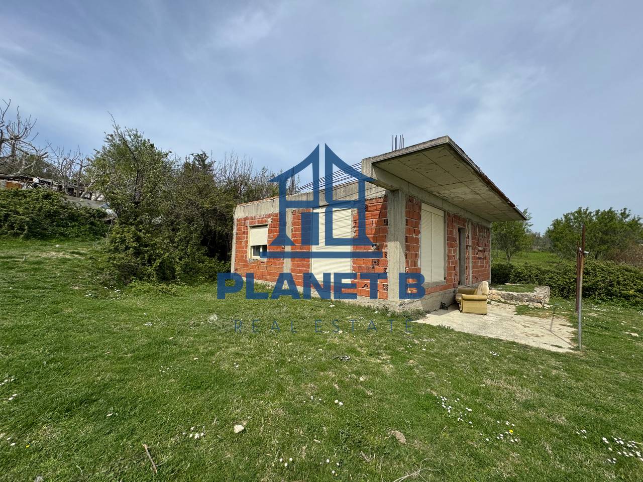 OCCASIONE‼️
VENDITA TERRENO + 2 EDIFICI A KANINË, VLORË
