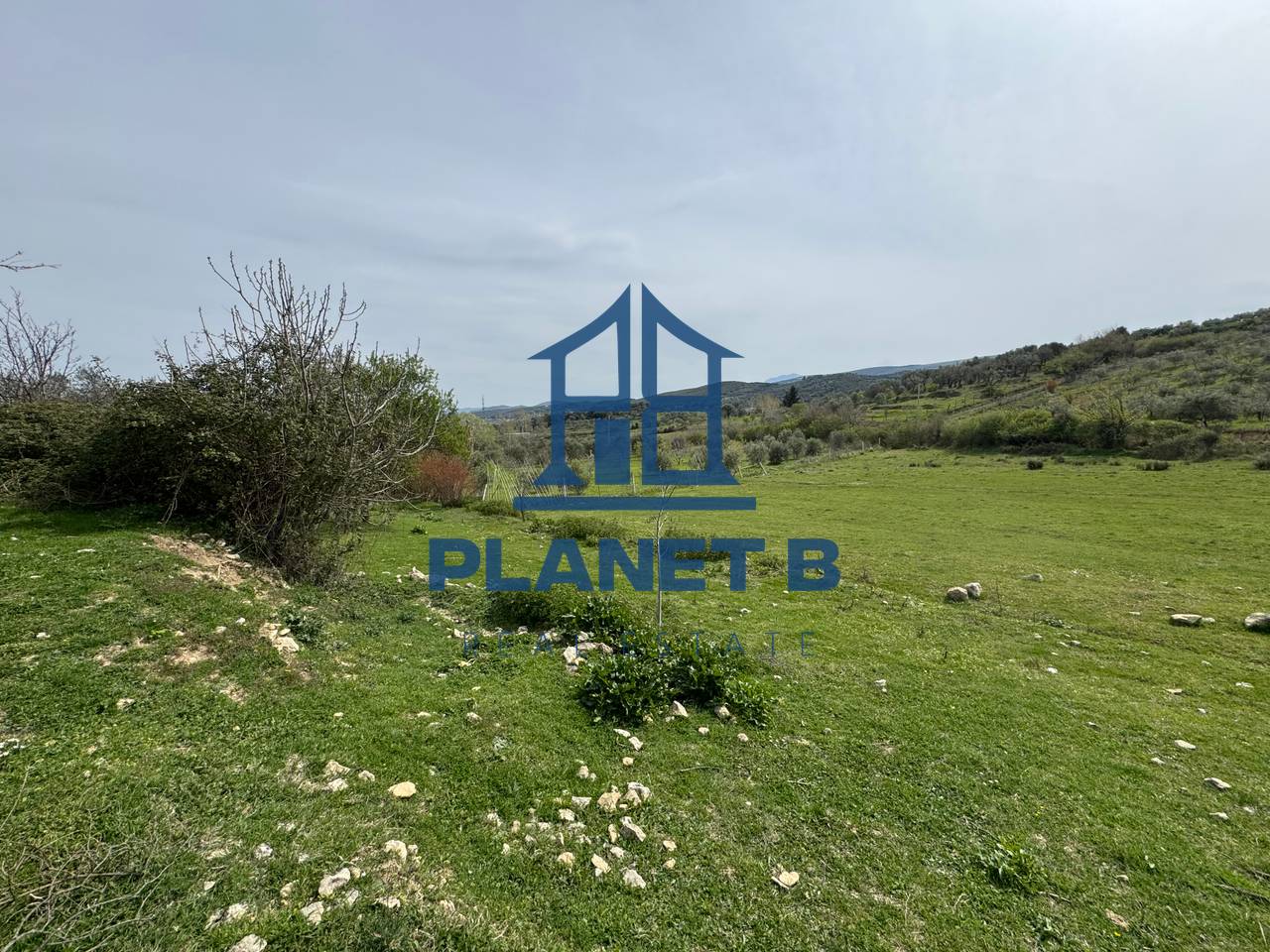 OCCASIONE‼️
VENDITA TERRENO + 2 EDIFICI A KANINË, VLORË
