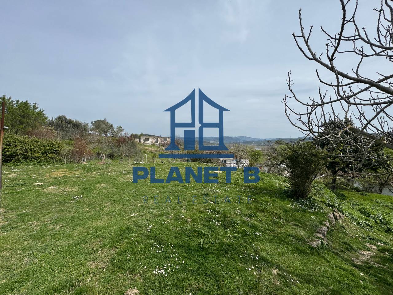 OCCASIONE‼️
VENDITA TERRENO + 2 EDIFICI A KANINË, VLORË