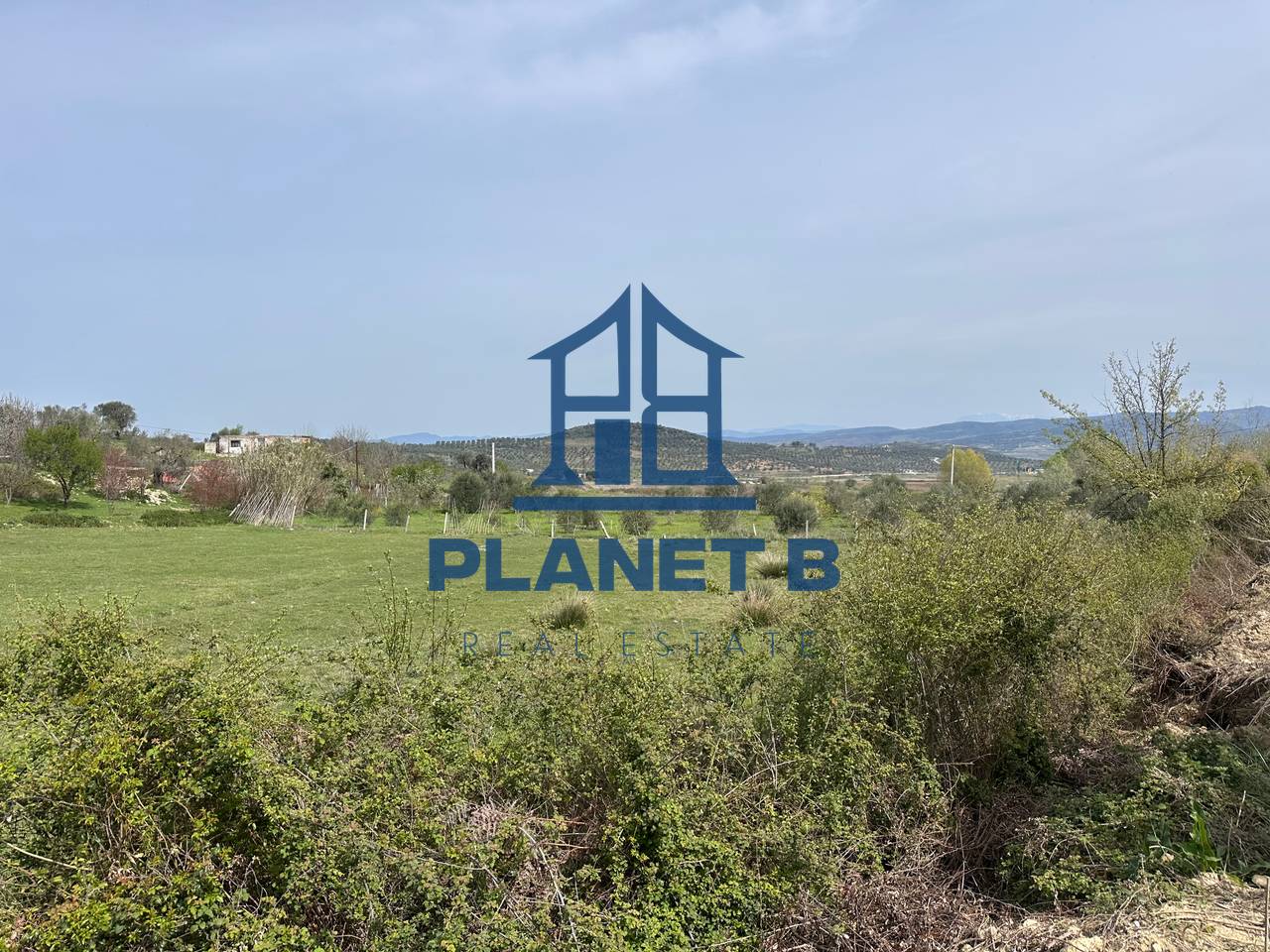 OCCASIONE‼️
VENDITA TERRENO + 2 EDIFICI A KANINË, VLORË