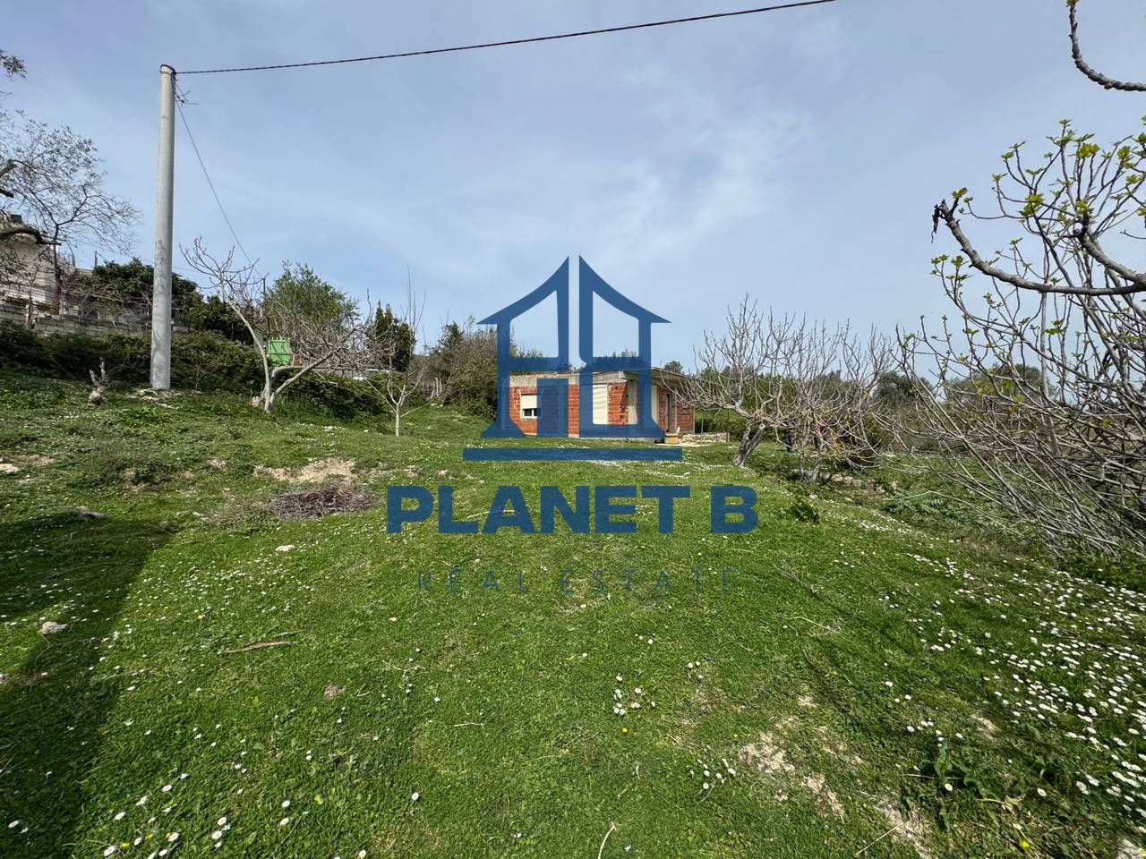 OCCASIONE‼️
VENDITA TERRENO + 2 EDIFICI A KANINË, VLORË