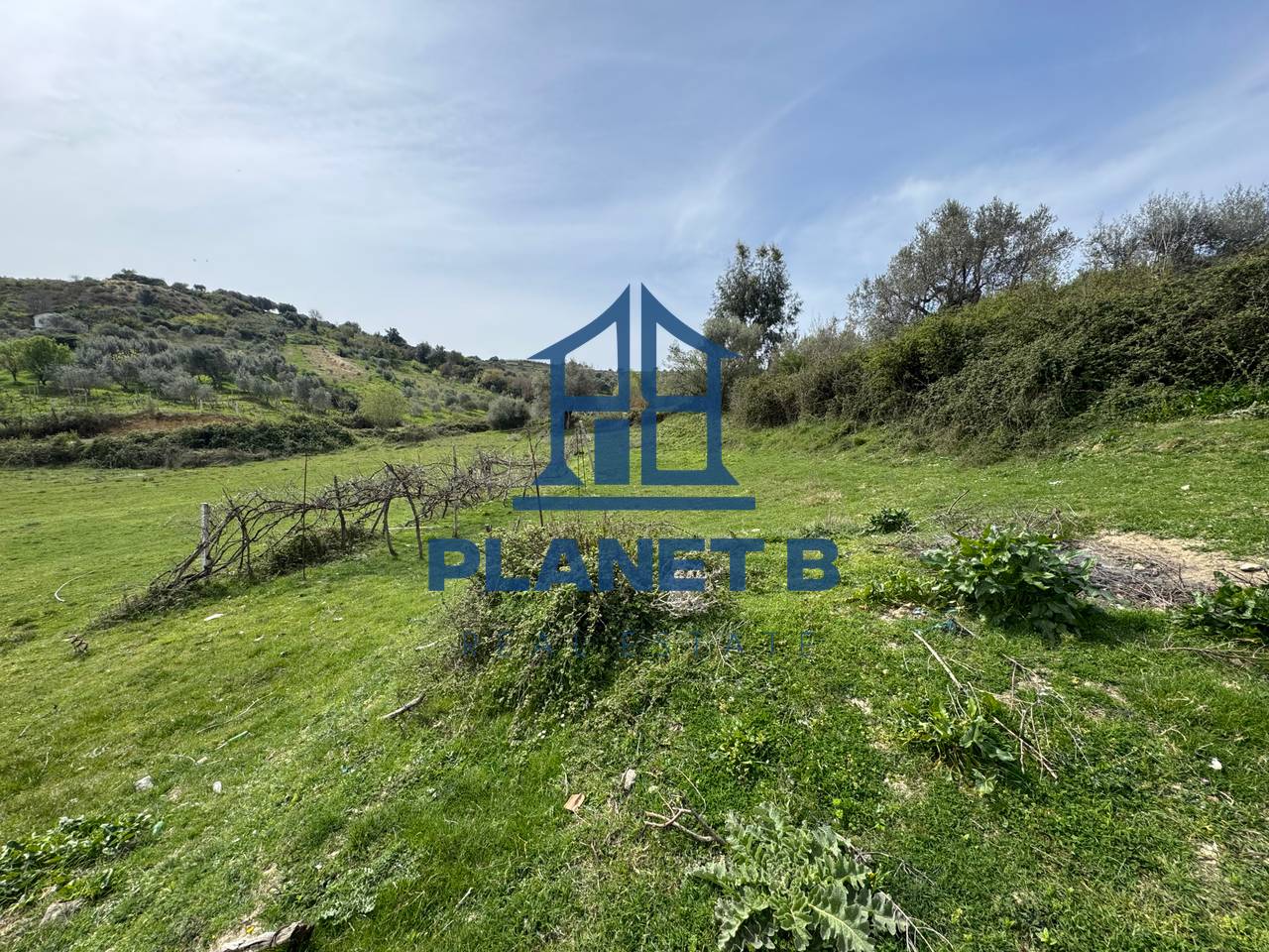 OCCASIONE‼️
VENDITA TERRENO + 2 EDIFICI A KANINË, VLORË