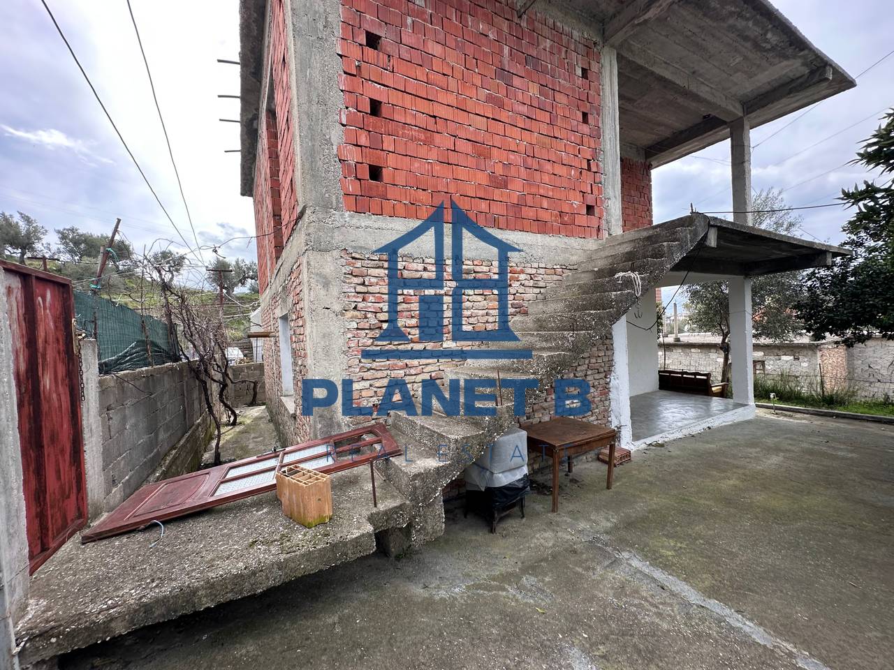 OCCASIONE Edificio residenziale di 2 piani IN VENDITA