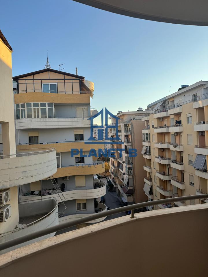 JEPET ME QIRA APARTAMENT 1+1 NË ÇENTRALE,VLORË