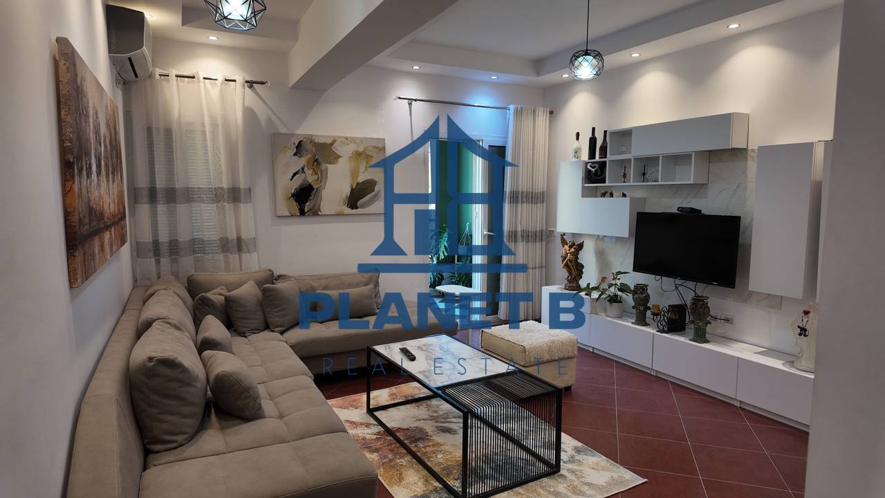 Apartament 2+1+2 Ballkone  Me Qira në Lungomare, Vlorë - 500€