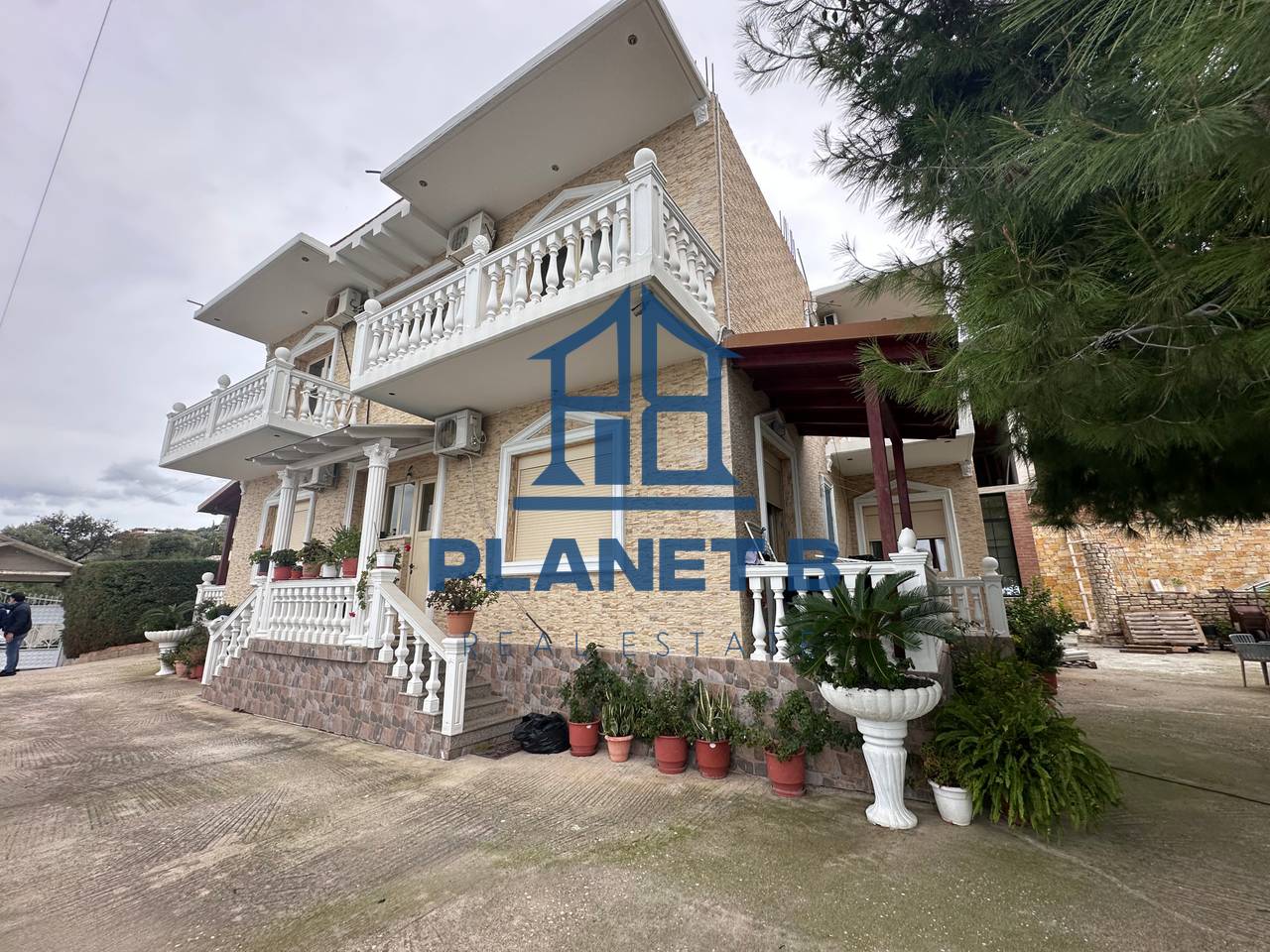 Vilë 2 Kate me 8 Garsoniere & Dupleks , Uji i Ftohtë