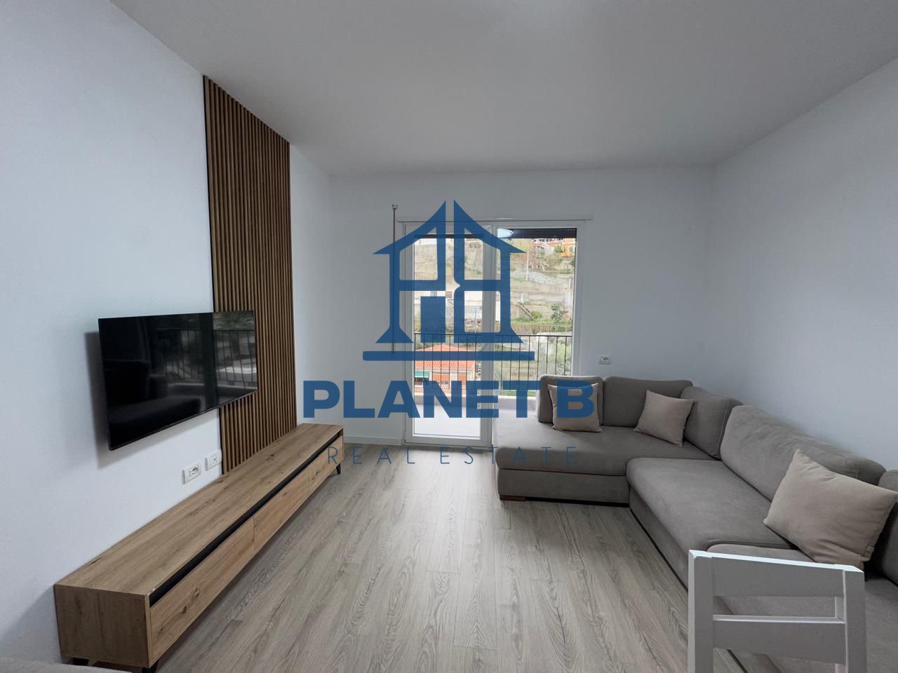 Jepet me qera Apartamenti 1+1 në Lungomare,Vlorë
