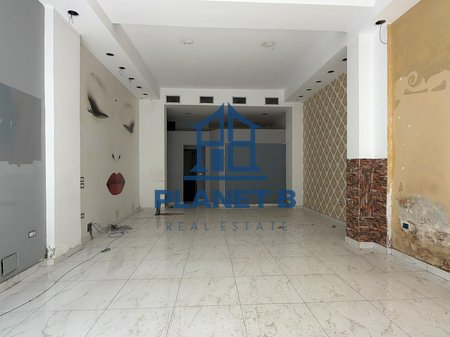 Dyqan me Qira në Vendndodhje Elite – Bulevardi Vlorë-Skelë