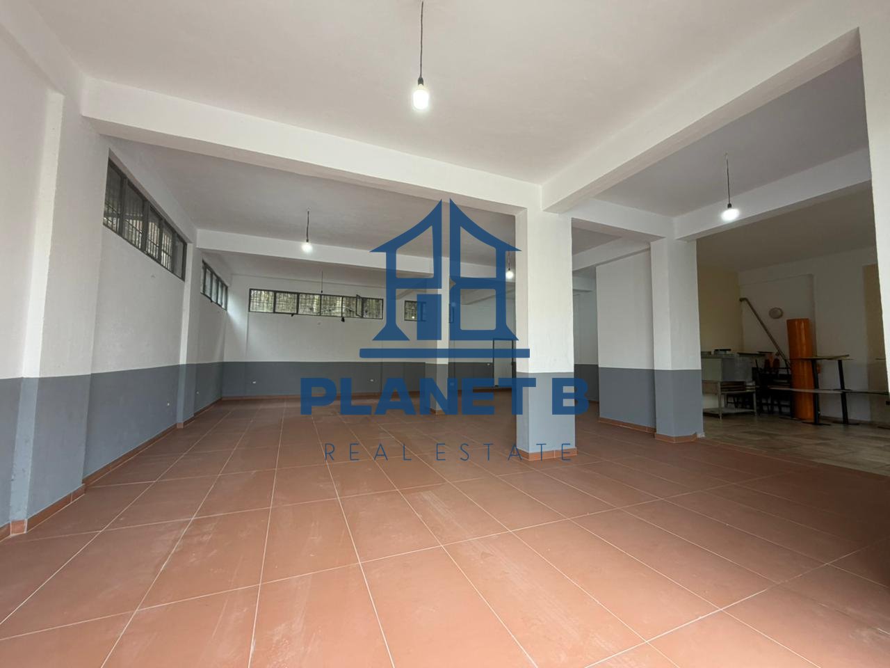 Jepet me qira magazinë pranë Tregut të Orizit, Vlorë | Ekskluzive