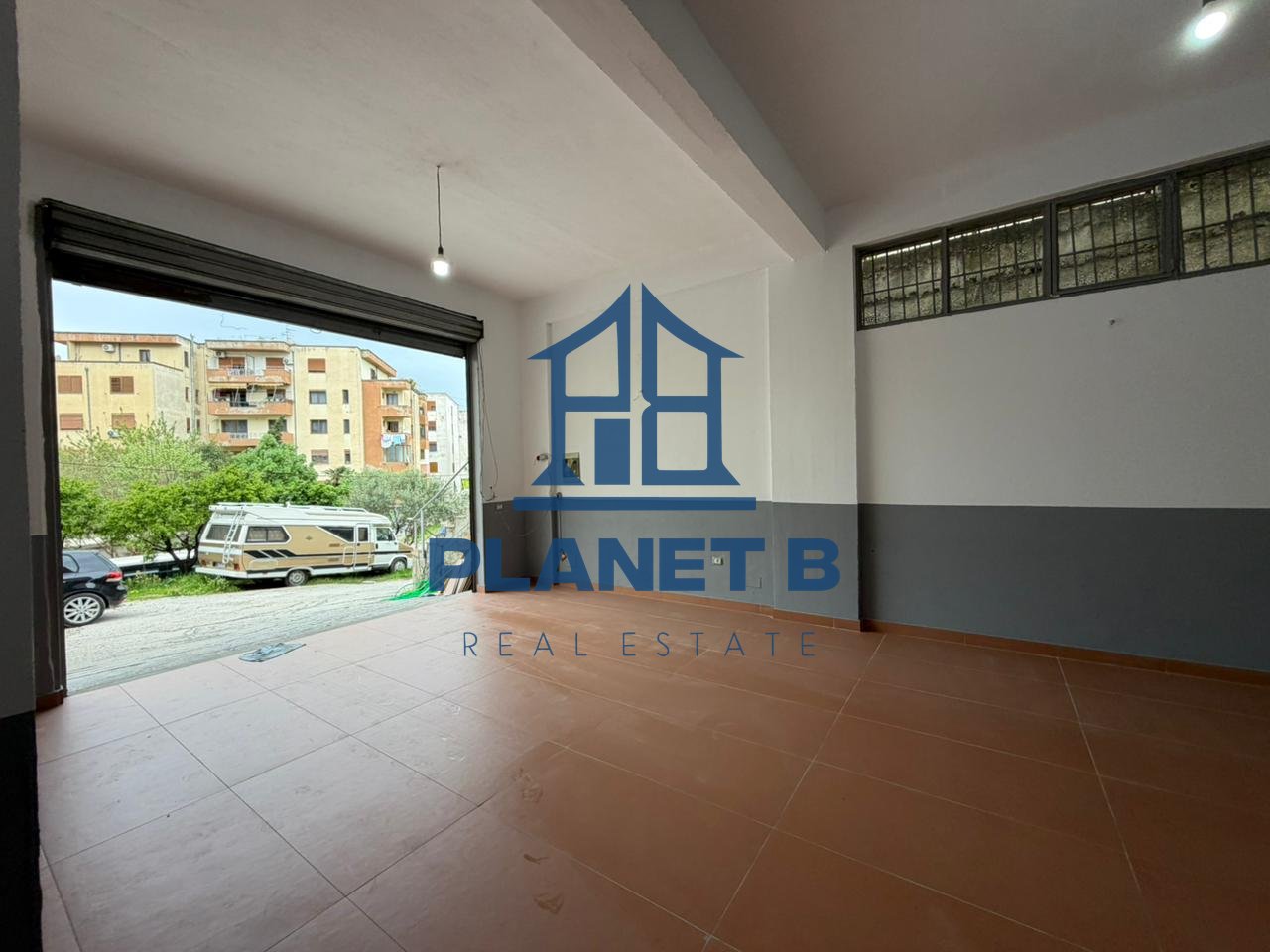 Jepet me qira magazinë pranë Tregut të Orizit, Vlorë | Ekskluzive