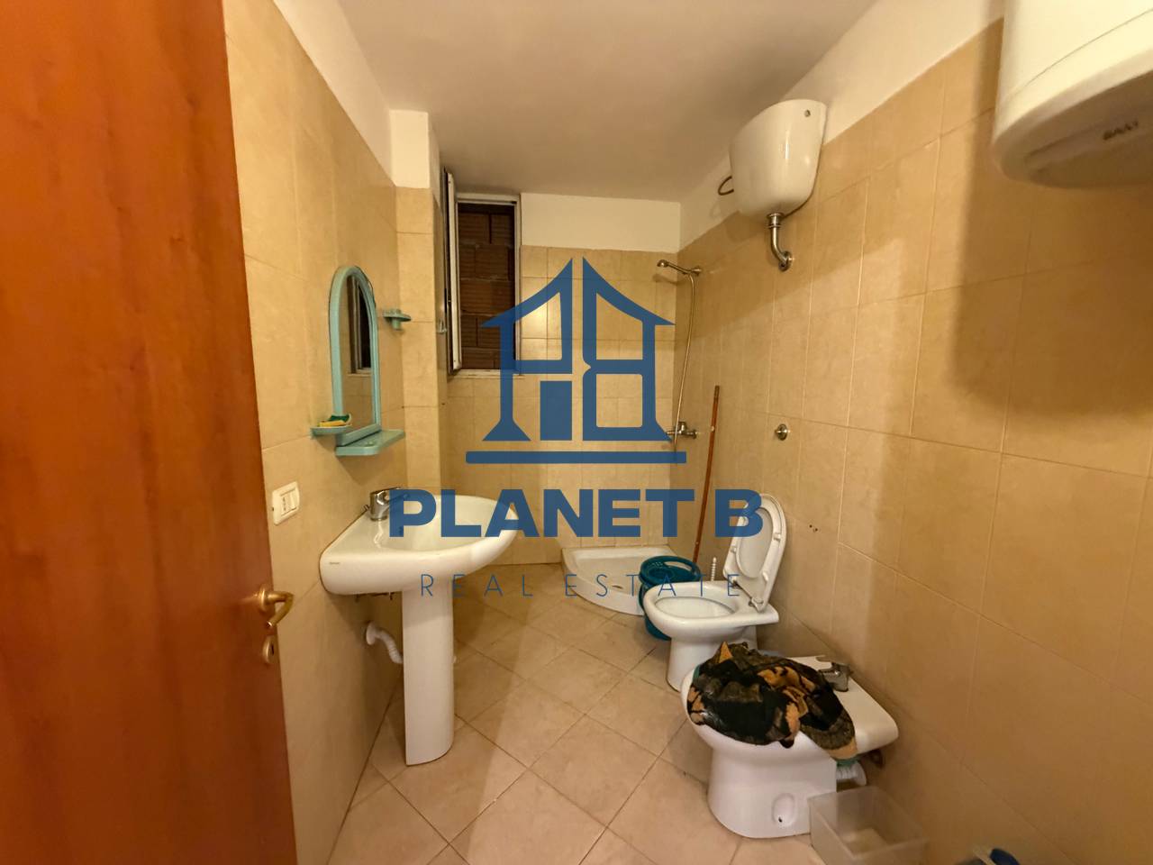 Jepet me Qera Apartamenti 1+1 tek Rruga e Çipajve,Vlorë