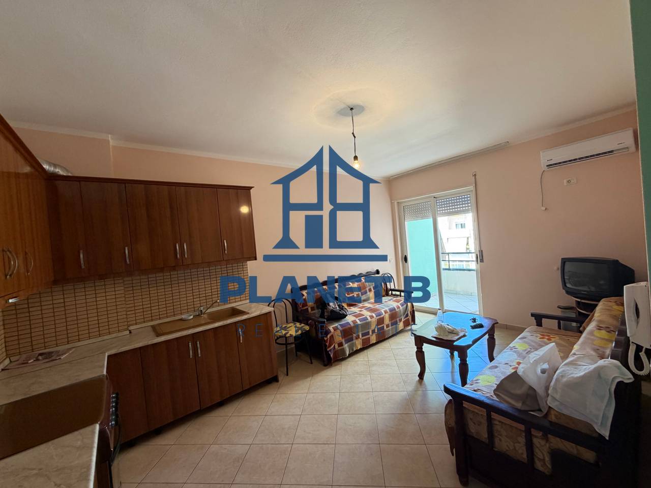 Jepet me Qera Apartamenti 1+1 tek Rruga e Çipajve,Vlorë