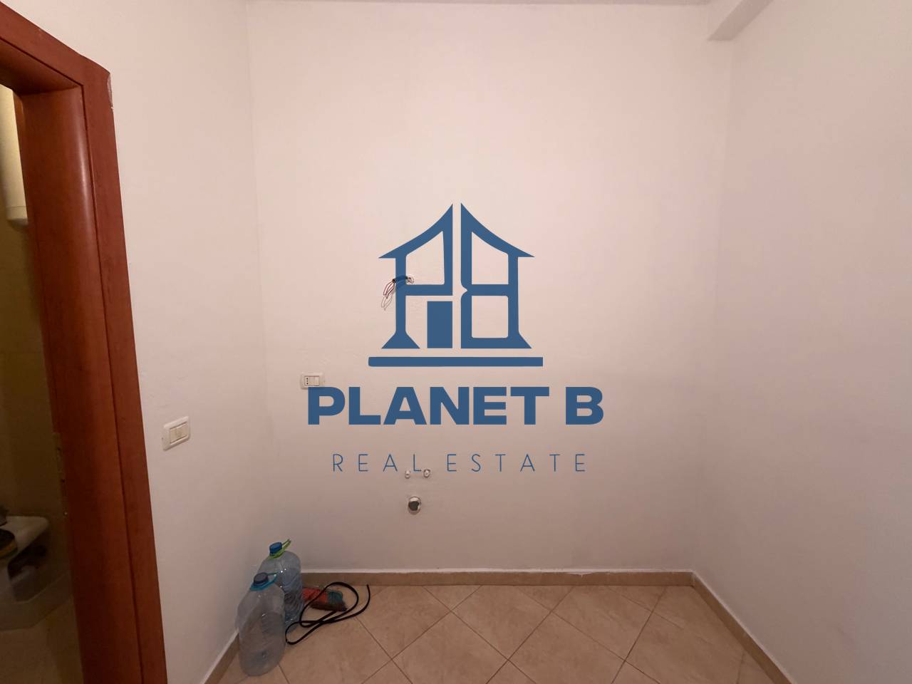 Jepet me Qera Apartamenti 1+1 tek Rruga e Çipajve,Vlorë