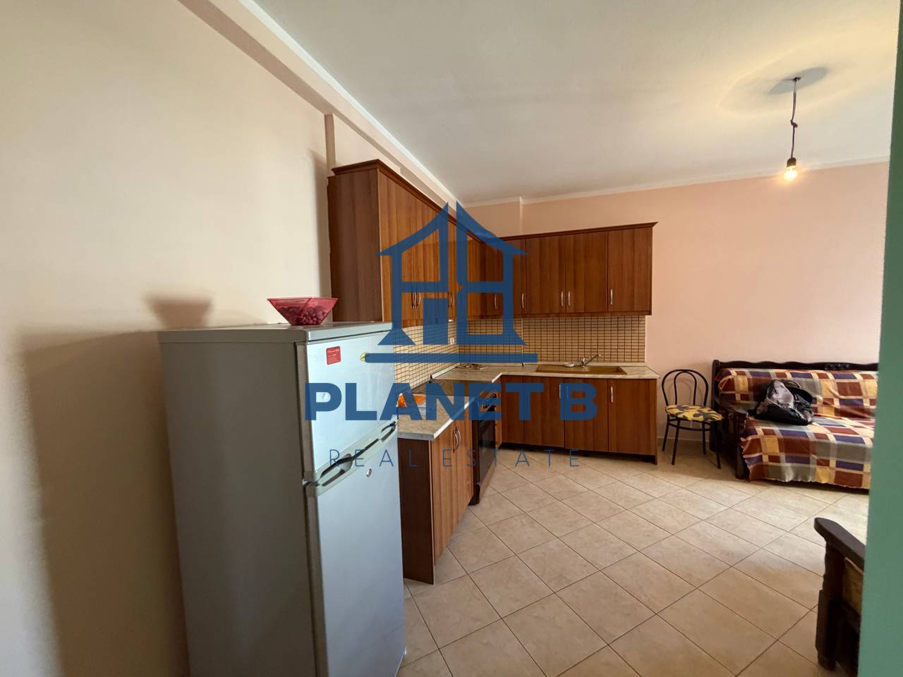 Jepet me Qera Apartamenti 1+1 tek Rruga e Çipajve,Vlorë