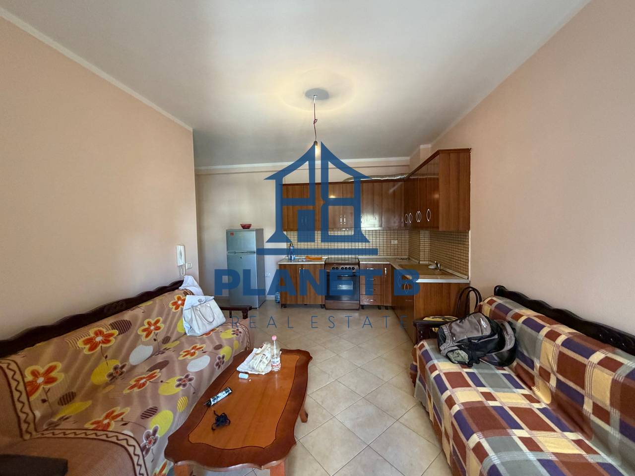 Jepet me Qera Apartamenti 1+1 tek Rruga e Çipajve,Vlorë