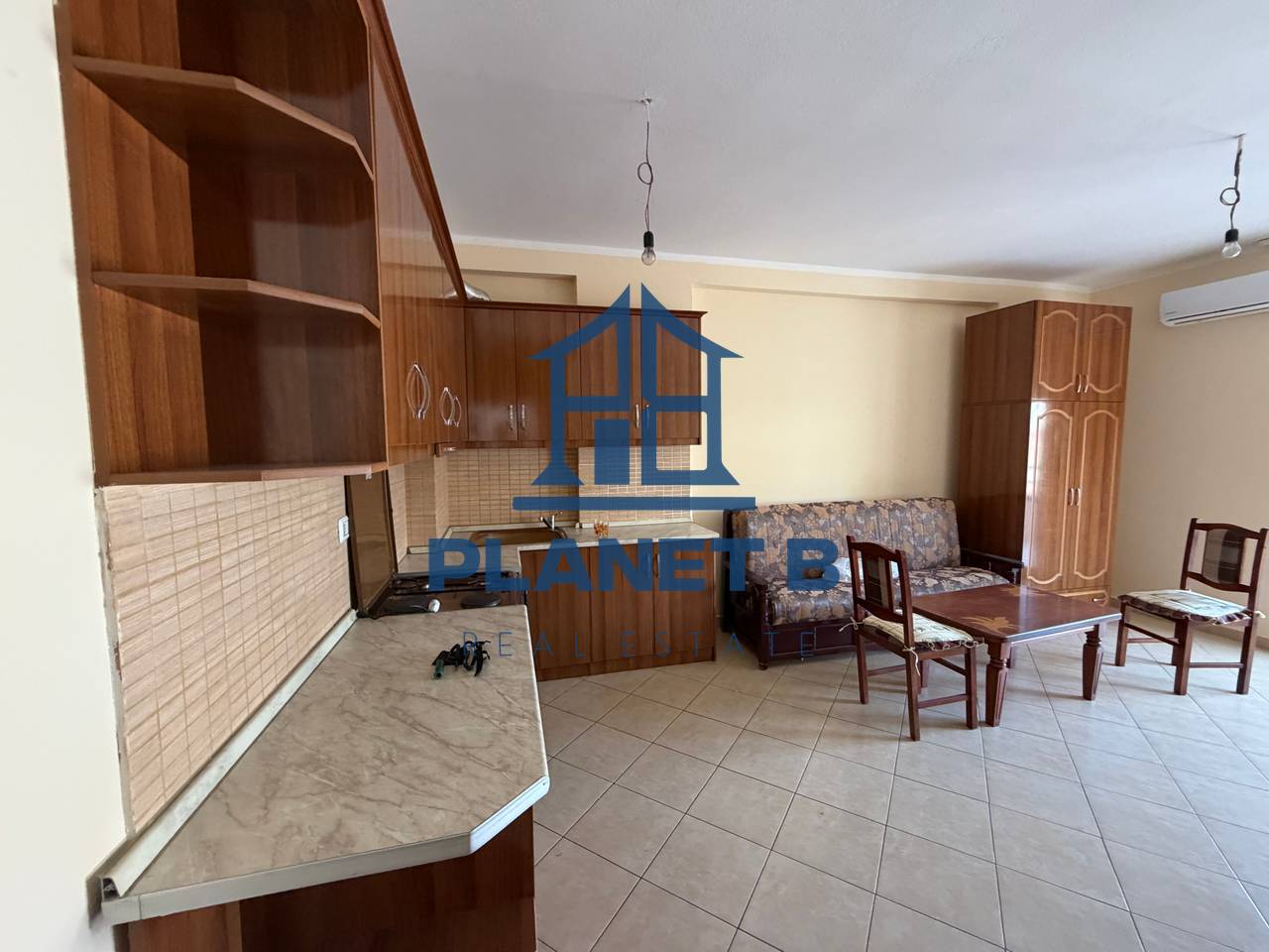 Jepet me Qera GARSIONERE në Rrugen e Çipajve,Vlorë