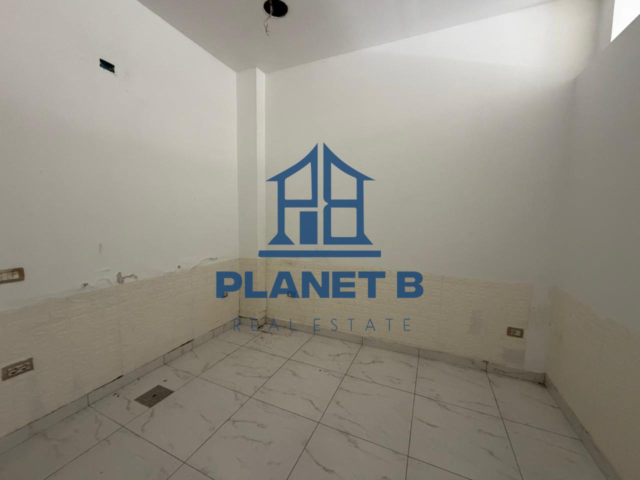 Dyqan me Qira në Vendndodhje Elite – Bulevardi Vlorë-Skelë