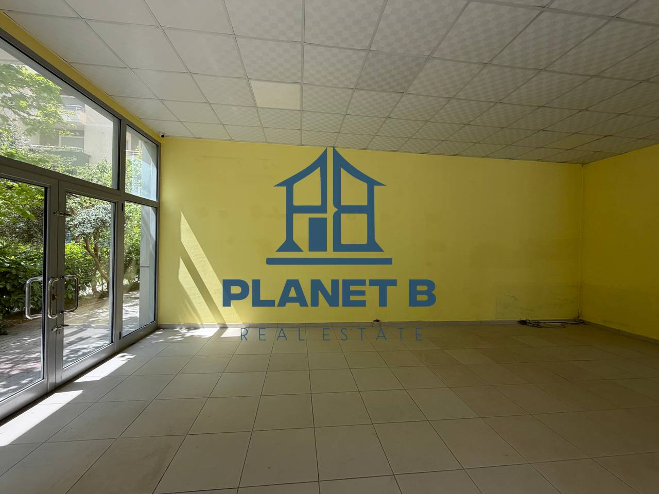 Dyqan me qira – Rruga e Çipajve, Vlorë