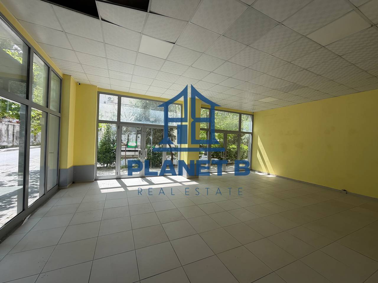 Dyqan me qira – Rruga e Çipajve, Vlorë