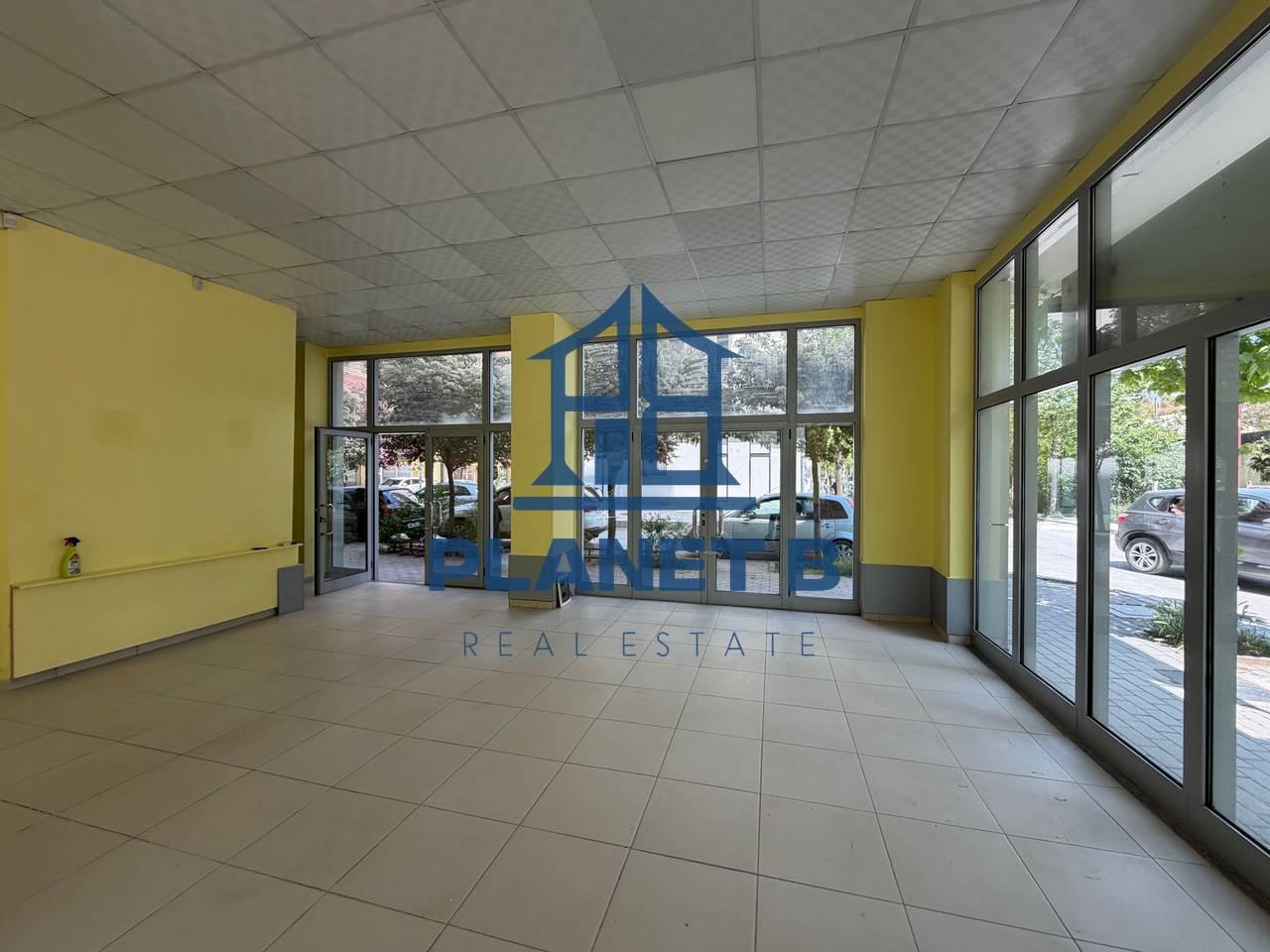 Dyqan me qira – Rruga e Çipajve, Vlorë