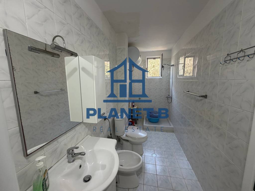 Jepet me qera apartament 2+1 pranë Policisë, Vlorë